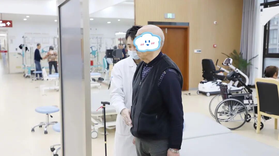 高龄老人髋部骨折别踩坑，杭州东方华康康复医院科学康复，帮长辈重获行动力
